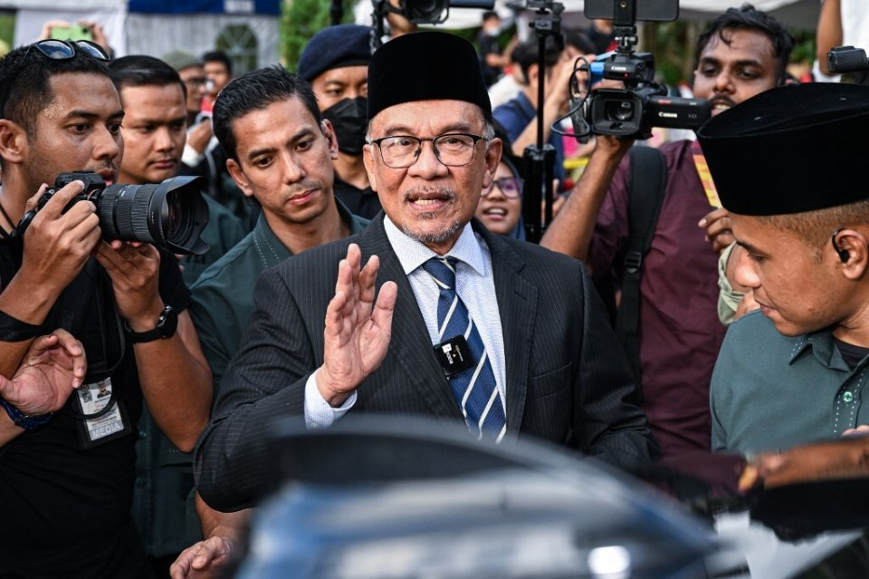 Anwar Imbrahim waving to the press